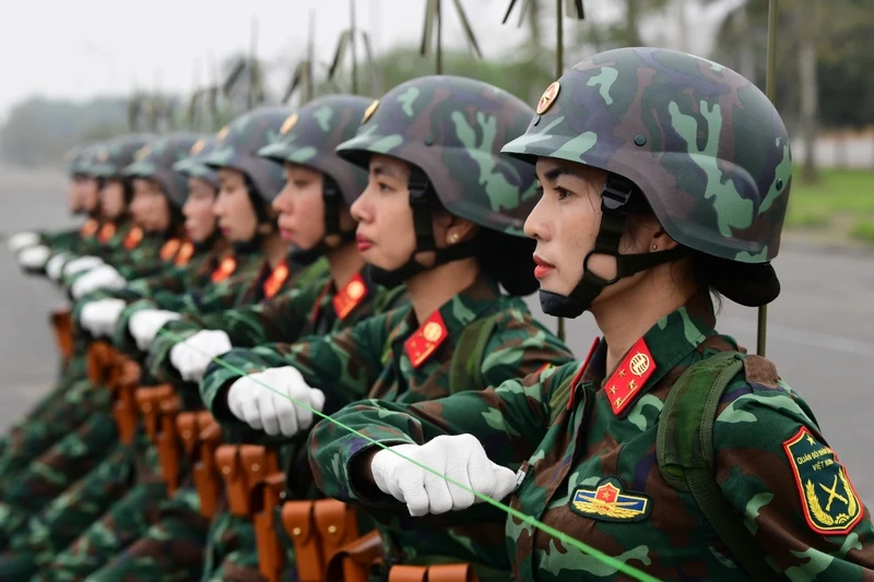 View - 	Cận cảnh nữ sĩ quan Thông tin luyện tập diễu binh Lễ 30 4